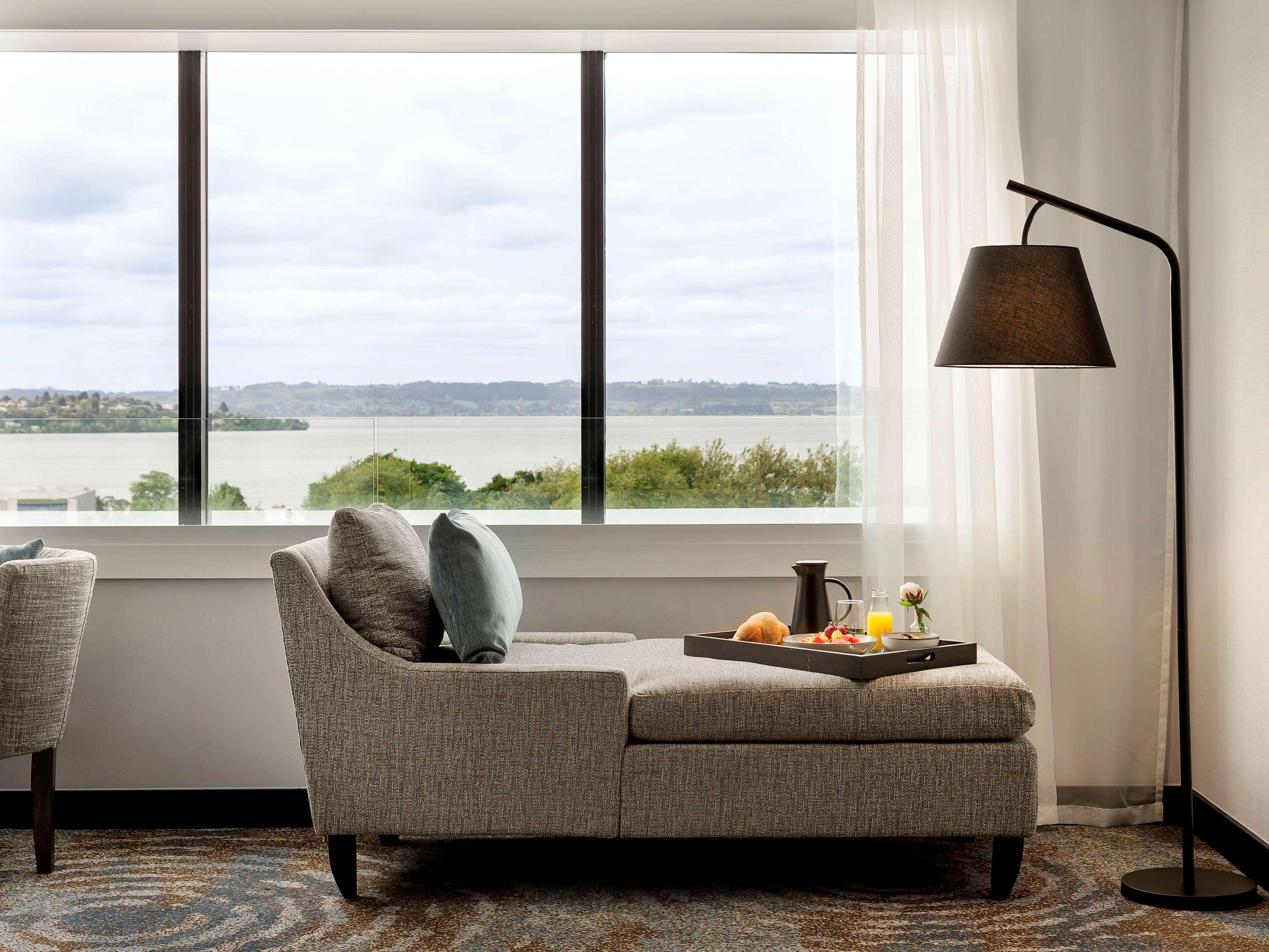 Hotel Pullman Rotorua Zewnętrze zdjęcie A floor lamp