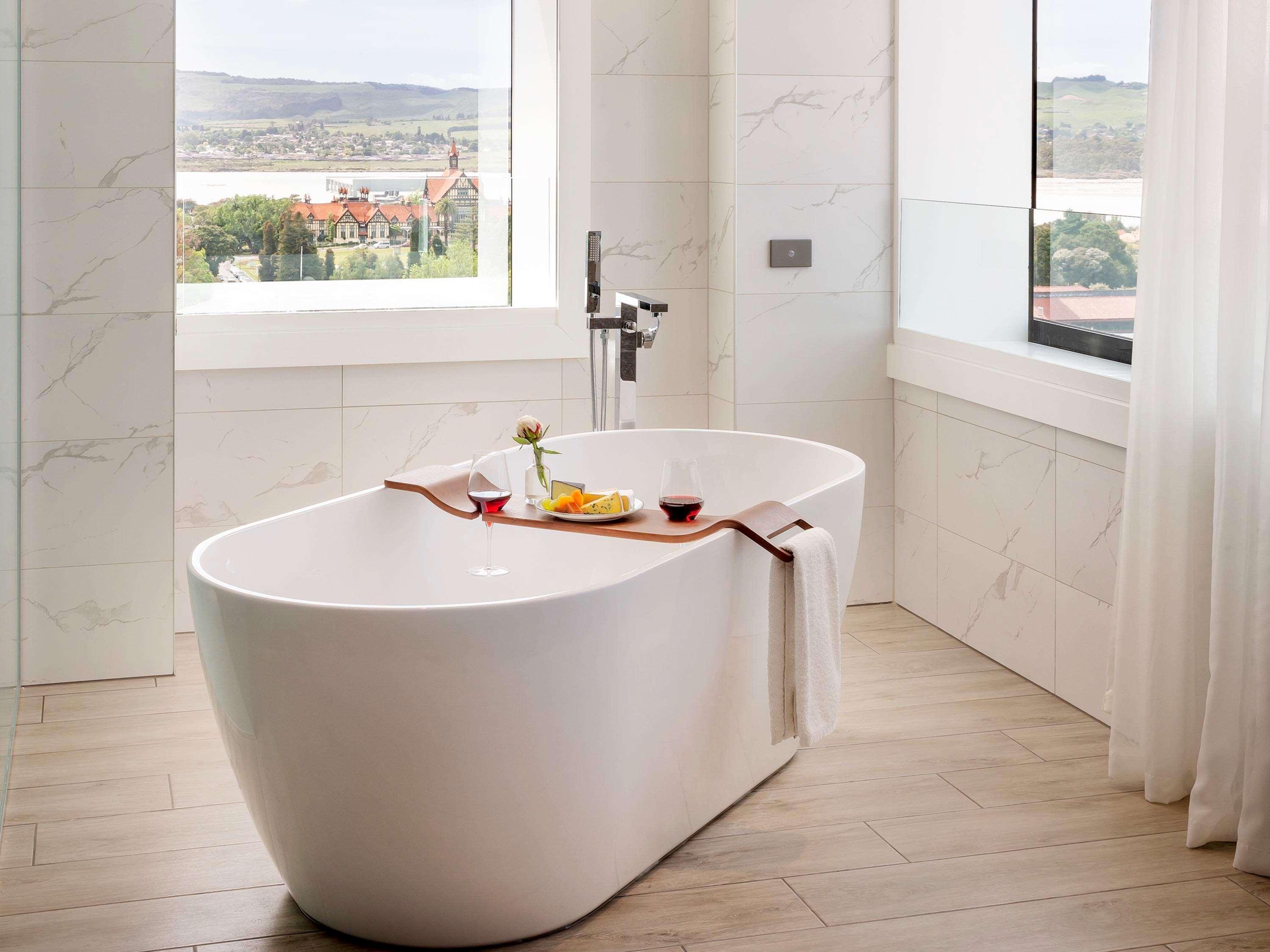 Hotel Pullman Rotorua Zewnętrze zdjęcie A freestanding bathtub