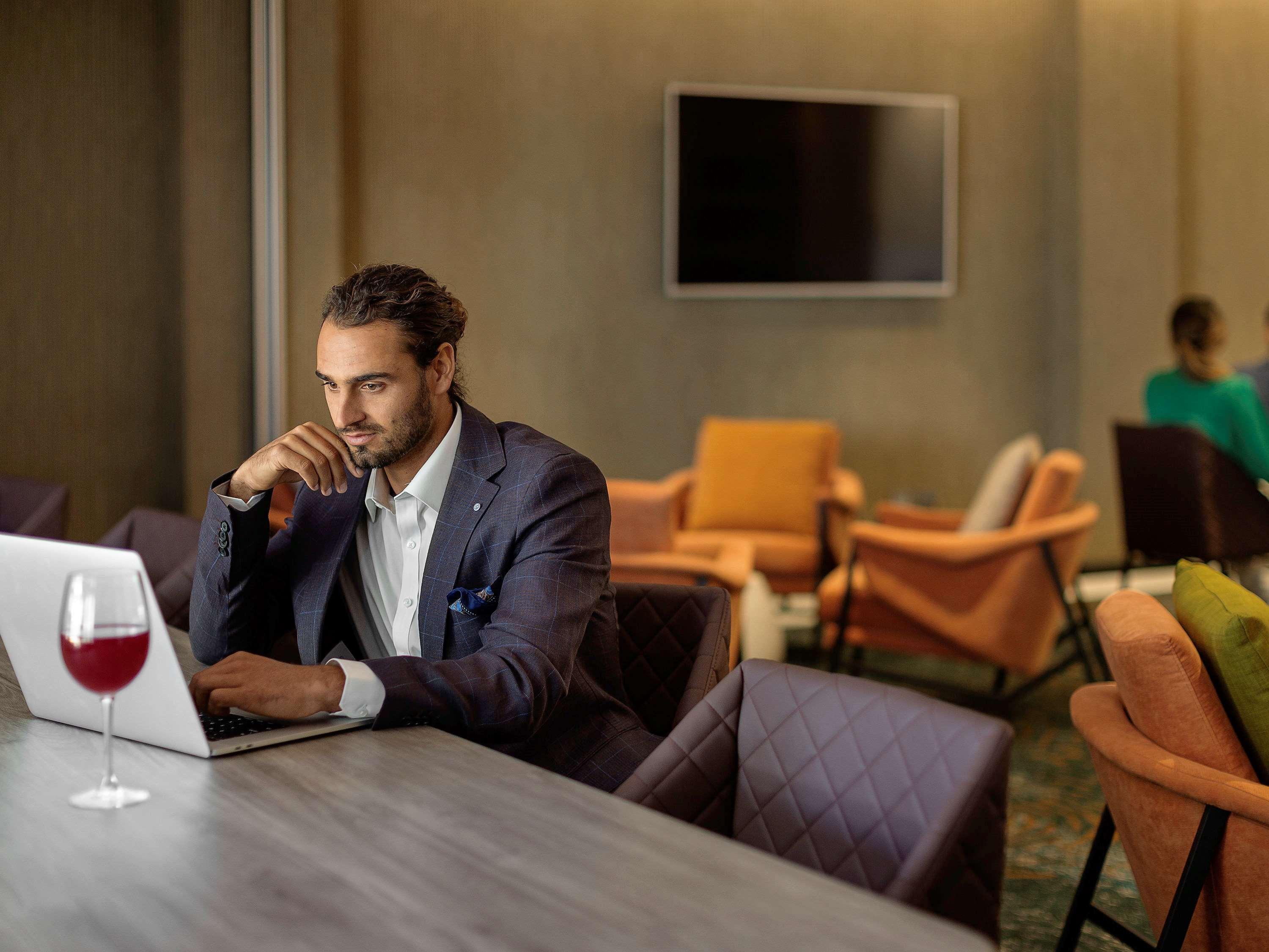 Hotel Pullman Rotorua Zewnętrze zdjęcie A man working on a laptop