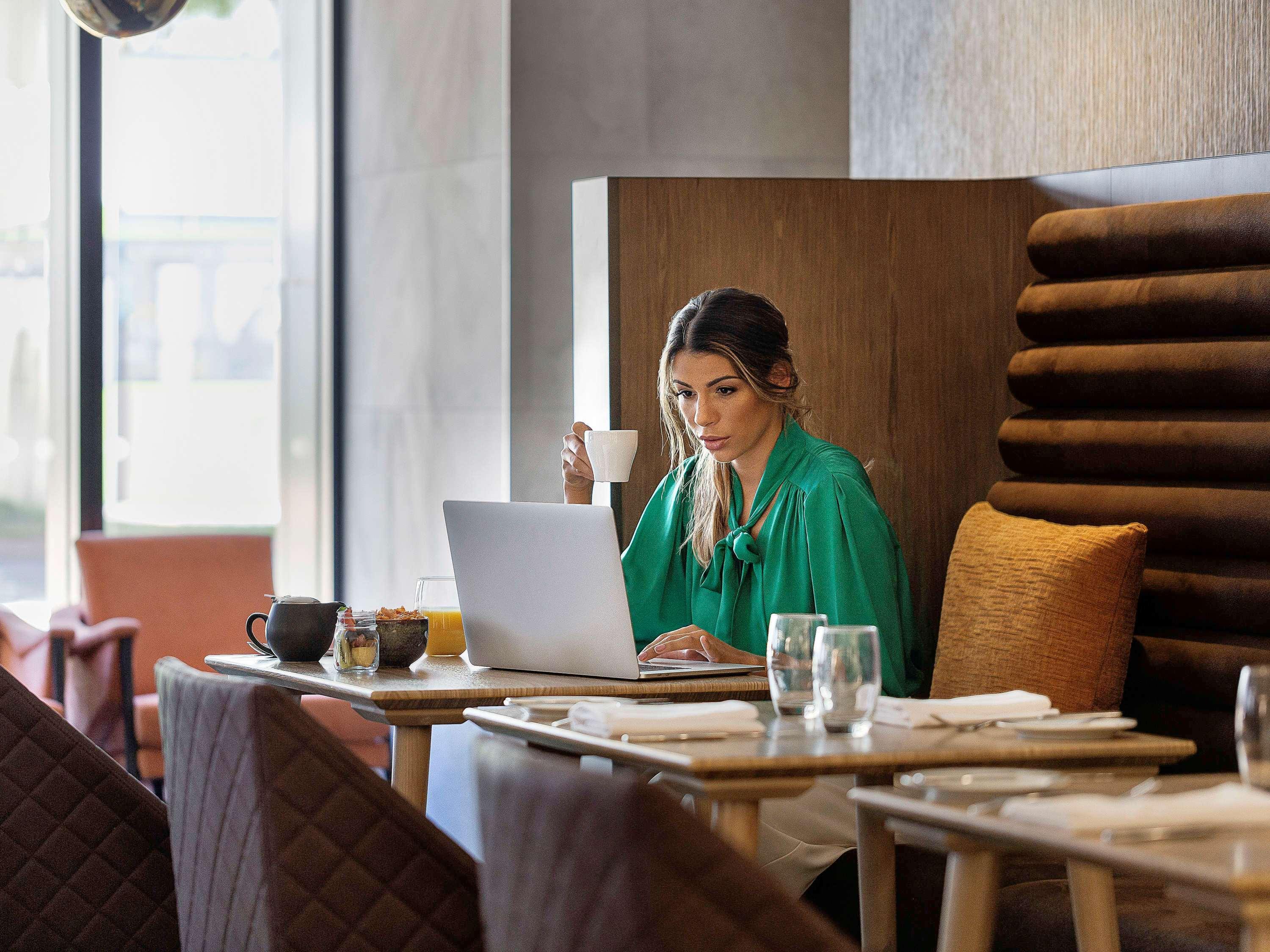 Hotel Pullman Rotorua Zewnętrze zdjęcie A woman working on a laptop