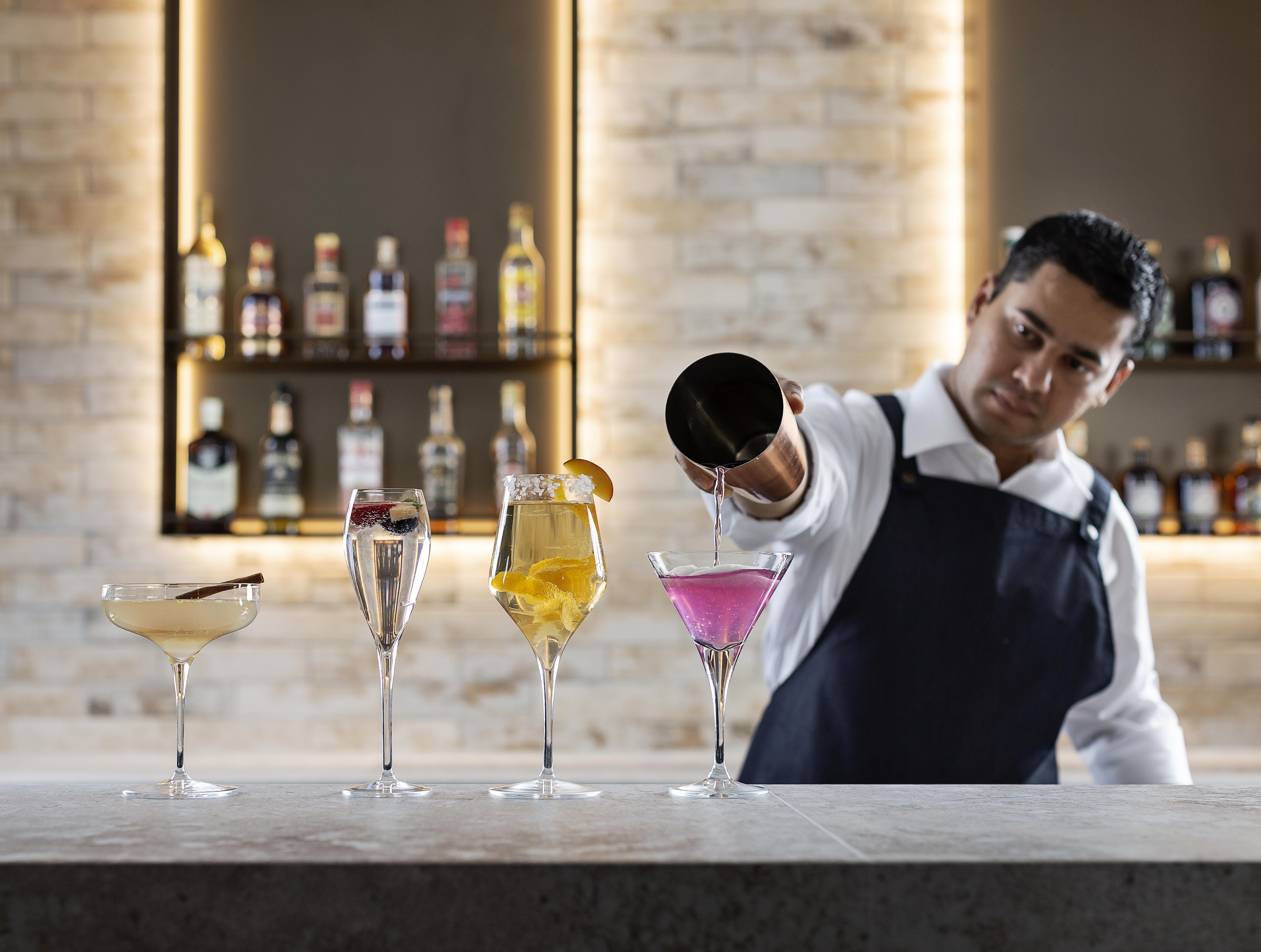Hotel Pullman Rotorua Zewnętrze zdjęcie A bartender at work