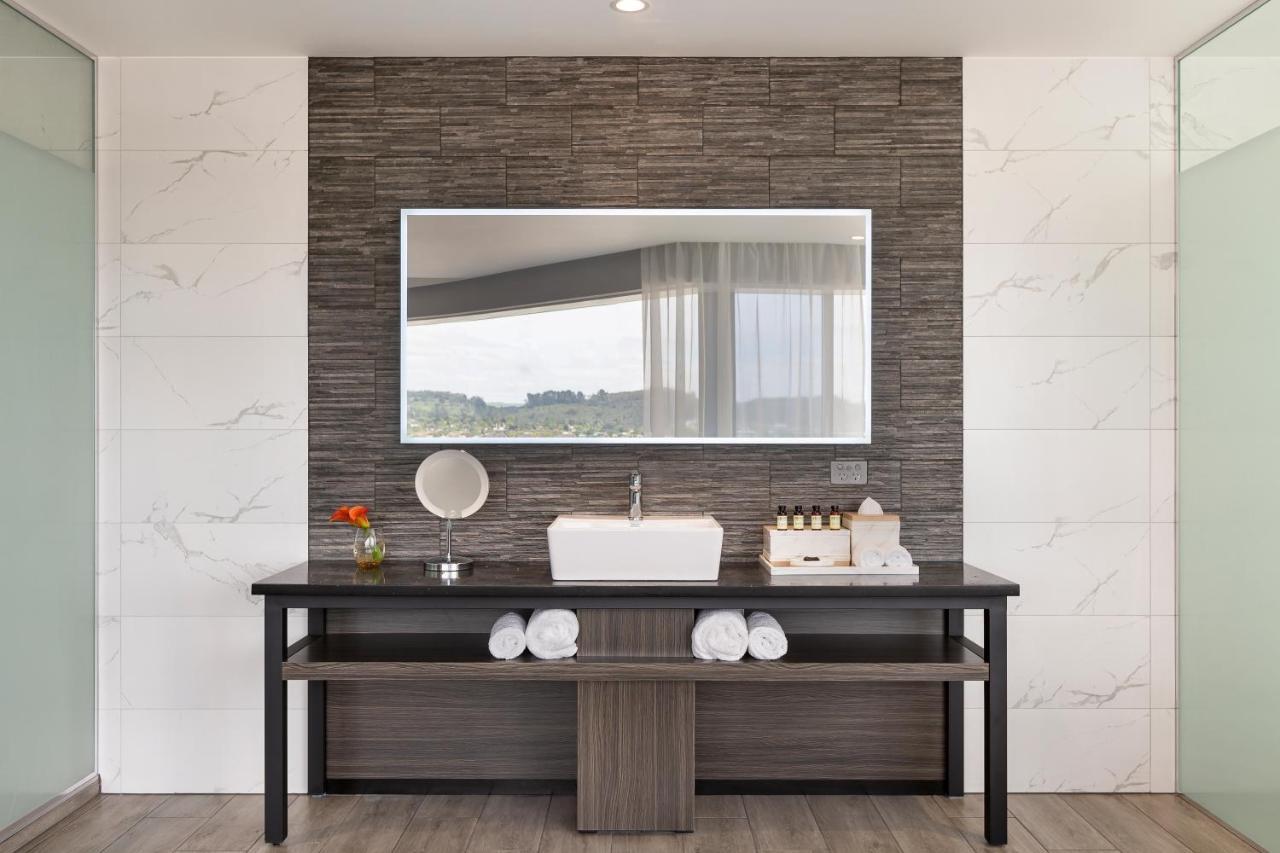 Hotel Pullman Rotorua Zewnętrze zdjęcie Bathroom with a mirror