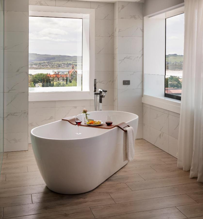 Hotel Pullman Rotorua Zewnętrze zdjęcie A freestanding bathtub